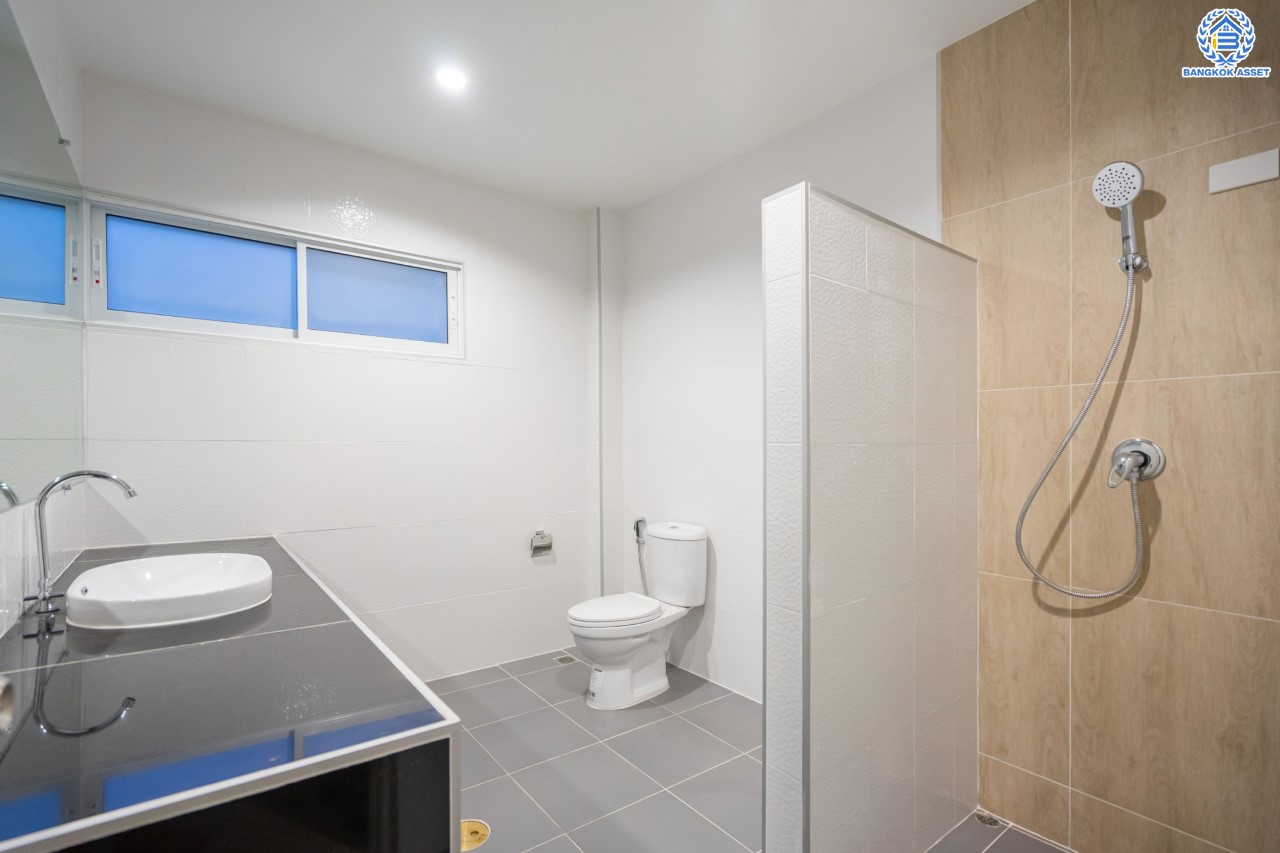 บ้านมือสองตกแต่งใหม่ ม.ซื่อตรง รัตนาธิเบศร์ หน้าโครงการติดรถไฟฟ้า "สถานีไทรม้า"!! เนื้อที่ 26 ตร.ว. ฟังก์ชัน 3 ห้องนอน 2 ห้องน้ำ 1 ที่จอดรถ ทำเลใกล้ เซ็นทรัลรัตนาธิเบศร์ และทางด่วน "งามวงศ์วาน"